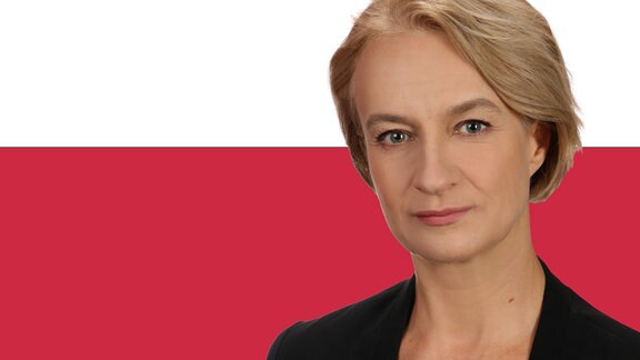 Ostbloggerin Monika Sieradzka vor polnischer Flagge.