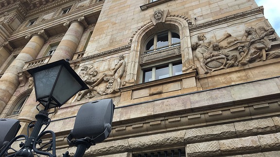 Detail einer Hausfassade am Freiheitsplatz (Szabadság tér) in Budapest