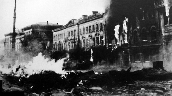 Brennende Häuser während des Warschauer Aufstands 1944