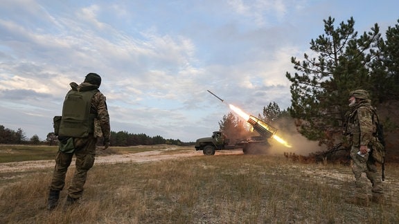 Ein russischer Raketenwerfer feuert eine Rakete ab.