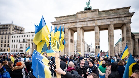 Menschen nehmen vor dem Brandenburger Tor an der Solidaritätsdemonstration des Vereins Vitsche «Zusammen Demokratie verteidigen» teil. Am 24.02.2024 jährt sich der russische Angriff auf die Ukraine zum zweiten Mal.