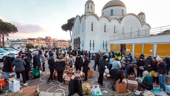 Menschen in Italien sammeln Hilfsgüter für Flüchtlinge aus dem Krieg in der Ukraine vor der Kirche Santa Sofia. 