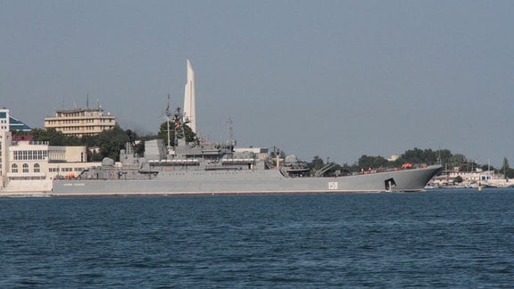 Das Landungsschiff Zesar Kunikow liegt 2012 im Hafen von Sewastopol.
