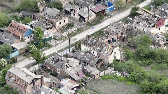 Drohnenaufnahme  der Zerstörungen des Dorfes Ocheretyne in der Region Donezk im Osten der Ukraine.