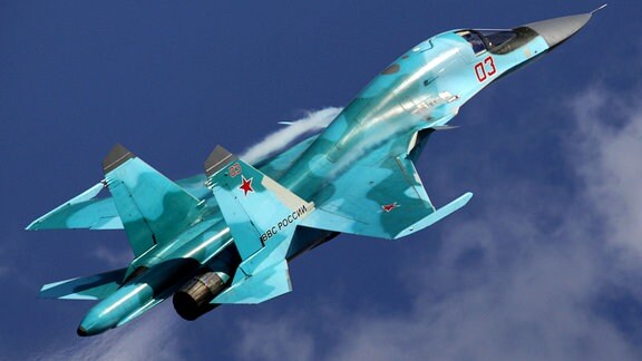 Ein zweisitziger Jagdbomber des Typs Suchoi Su-34 fliegt am 14.08.2012 während einer Flugschau über Schukowski (Russland). 