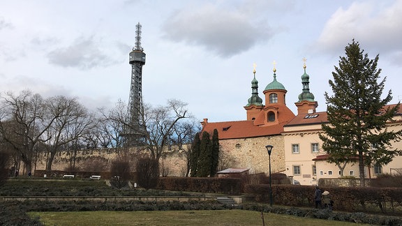 Auf dem Hügel Petřin in Prag steht ein Aussichtsturm und eine Kirche.