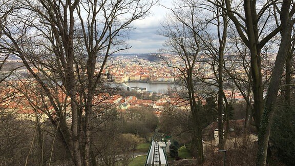 Ausblick von der Seilbahn Burg auf das Prager Stadtbild.