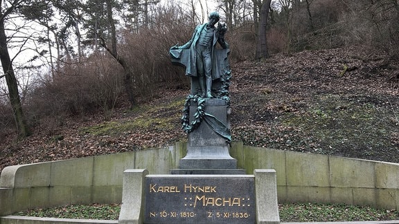 Im Park steht die bekannteste Statue Prags von Karel Hynek Máchaeine. 