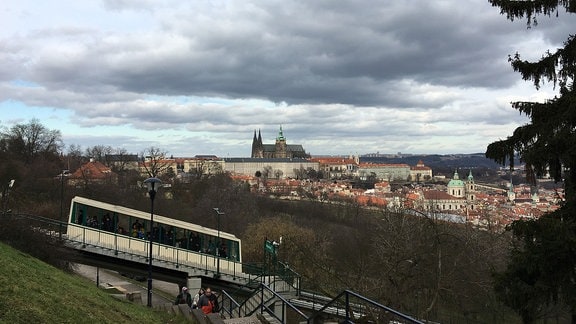 Ausblick auf die Prager Stadt und die Seilbahn.