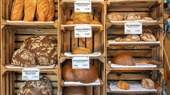 Verschiedene Brotsorten im Angebot einer Bäckerei auf dem Viktualienmakt