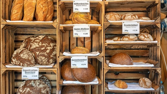 Verschiedene Brotsorten im Angebot einer Bäckerei auf dem Viktualienmakt