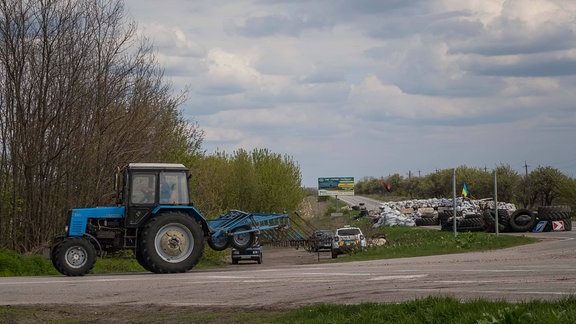 Traktor in der Nähe eines Feldes bei Dnipro