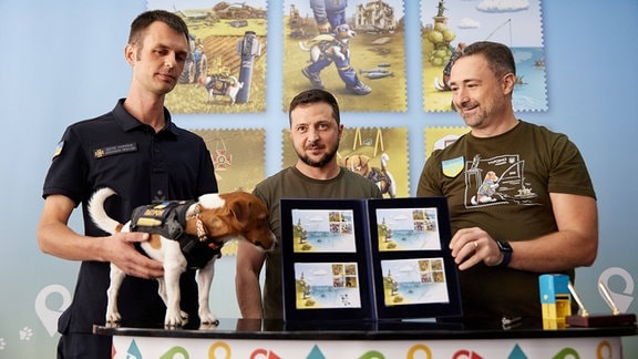 Der ukrainische Präsident Wolodymyr Selenskyj ehrte zusammen mit dem Chef des Postamtes Igor Smelyansky den beliebtesten Hundestar des Landes, Patron, den Minensuchhund, mit seinem ganz eigenen Briefmarkensatz.