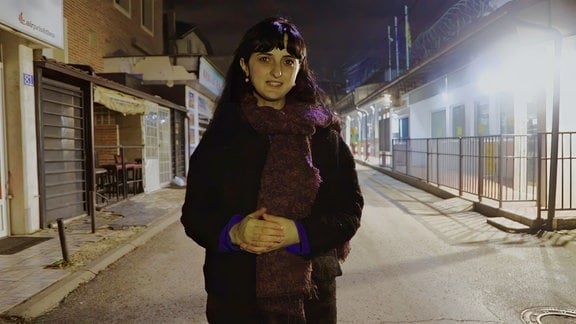 Vjosa Cerkini steht auf einer Straße