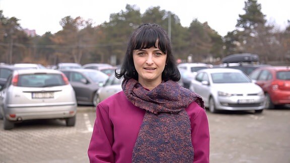 Vjosa Cerkini steht auf einem Parkplatz