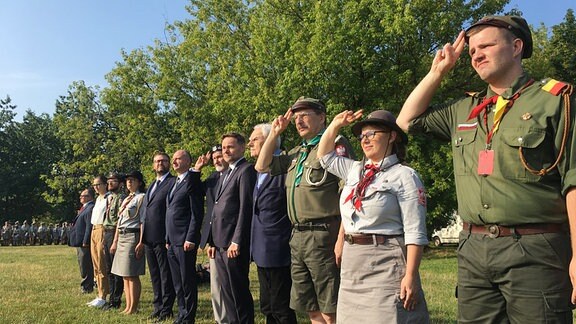 Pfadfinder mit Veteranen beim  Appell anläßlich des 75. Jahrestags des Warschauer Aufstands.
