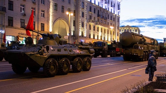 Russische Militärfahrzeuge und mobile ballistische Interkontinentalraketen bei einer Probe für eine Militärparade in Moskau