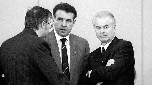 V.r.n.l.: Ministerpräsident Hans Modrow (DDR) im Gespräch mit Innenminister Lothar Ahrendt (DDR) und Peter Moreth (DDR/Minister für örtliche Organe) während einer Sitzung des Runden Tisches in Ost-Berlin, 1990.