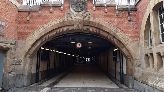 Restaurierter deutscher Schriftzug am Breslauer Bahnhof