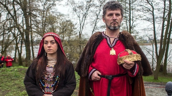 Darsteller verkörpern Polens König Mieszko und seine Frau Dobrawa