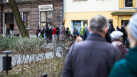 Menschenschlange vor dem legendären Süßwarengeschäft "Pacownia Cukiernicza Zagozdzinski"  in Warschau