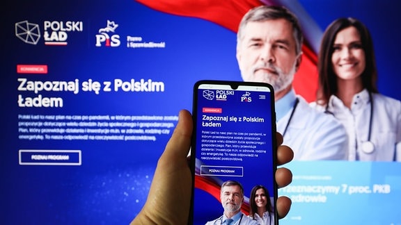 Ein Bildschirm und ein Smartphone zeigen eine Webseite