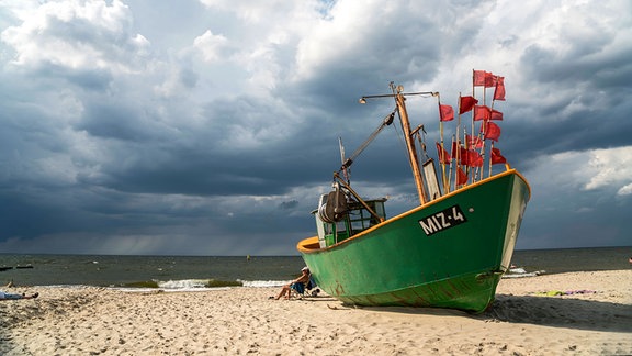 Fischerboot am Ostsee Strand von Miedzyzdroje, Polen.