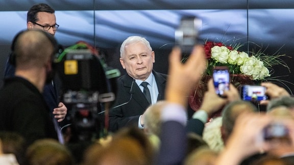 Jaroslaw Kaczynski steht vor der Presse.