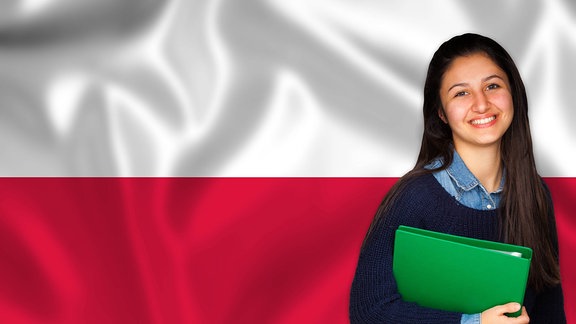 Lächelnde Studentin vor polnischer Flagge