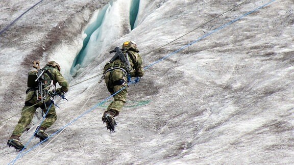 Soldaten besteigen Gletscher