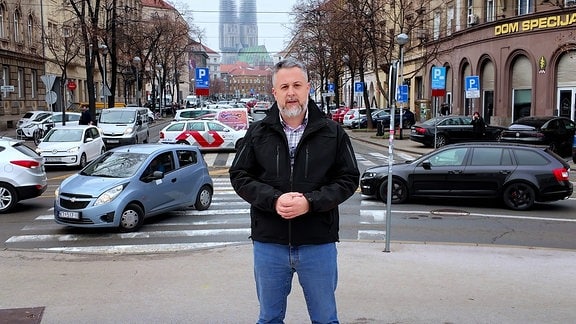 Marian Vrdoljak steht an einer verkehrsreichen Kreuzung in Zagreb