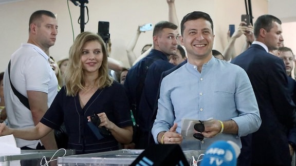 Wolodymyr Selenskyj (2. r), Präsident der Ukraine, und seine Ehefrau Olena