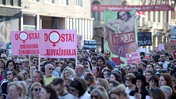 Personen bei einer Demonstration in Kroatien.