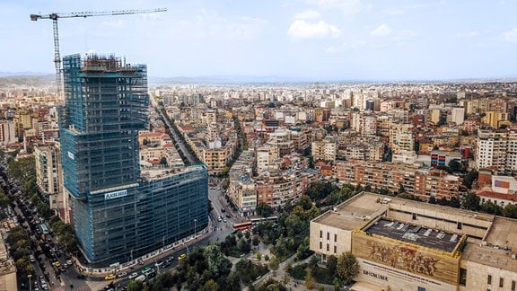 Neubauten in Allbaniens Hauptstadt Tirana