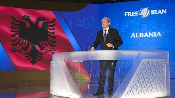 Albaniens Ex-Premier und Ex-Präsident Sali Berisha am Rednerpult