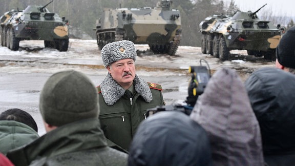 Alexander Lukashenko bei einem Manöver