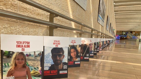 Am Flughafen Ben Gurion in Tel Aviv sind die Poster der von der Hamas entführten Geiseln aufgestellt