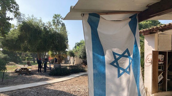 Israelische Flagge mit Davidstern hängt vor einem leeren Haus