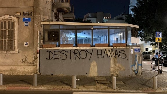 "Destroy Hamas" wurde an eine Veranda eines Hauses gesprüht