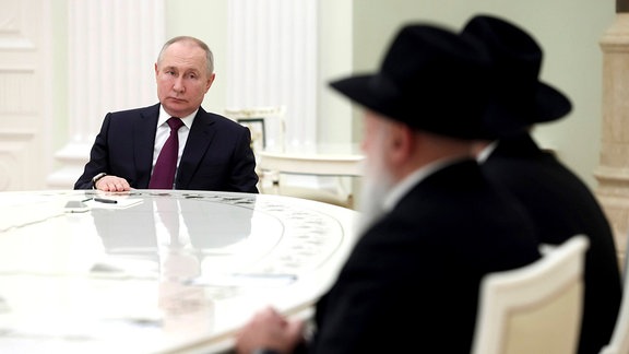 Wladimir Putin mit zwei Vertretern russischer Juden