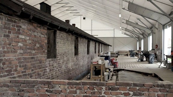 Altes Gebäude unter einem Zeltdach, im ehemaligen KZ Auschwitz-Birkenau