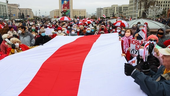 Proteste vor der Belarussischen Fahne