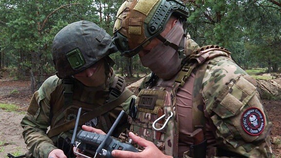 Soldaten der belarussischen Streitkräfte und der Wagner-Gruppe
