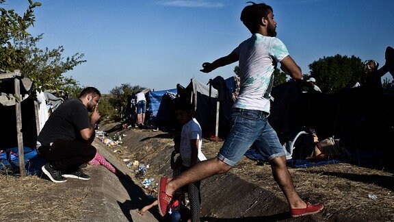 Migranten, die versuchen, die Grenzen der Europäischen Union zu erreichen, warten in einem improvisierten Lager in der Nähe der Stadt Edirne