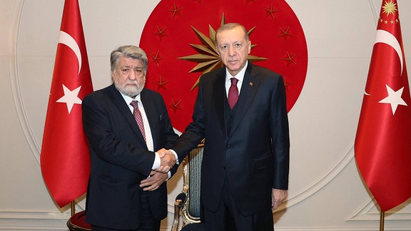 Der türkische Präsident Recep Tayyip Erdogan und der Vorsitzende der bulgarischen Nationalversammlung, Vezhdi Rashidov, schütteln sich die Hände.