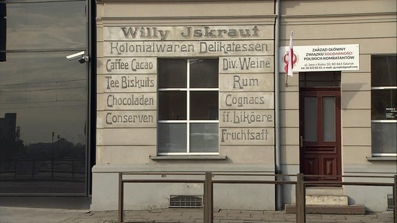 Historisches Haus in Danzig mit deutscher Reklame
