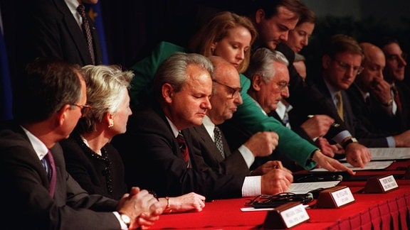 Slobodan Milošević, Alija Izetbegović und Franjo Tuđman unterzeichnen 1994 das Friedensabkommen von Dayton