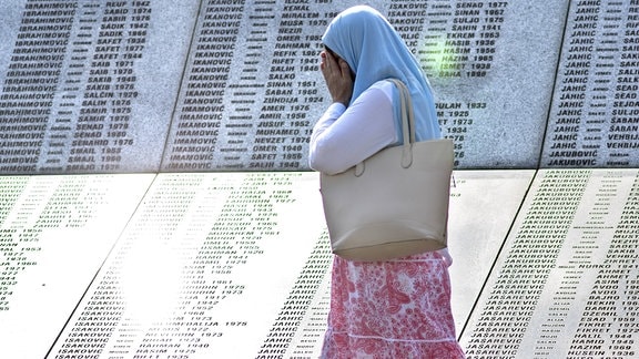 Frau 2017 an der Gedenkstätte Potocari bei Srebrenica