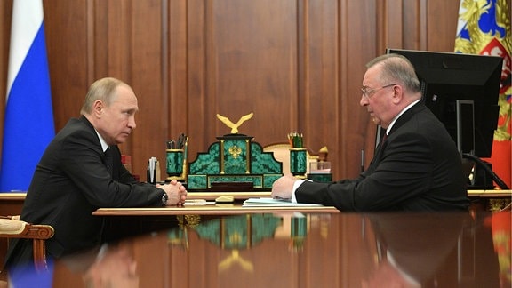 Vladimir Putin (L) und Transneft-Präsident Nikolai Tokarew