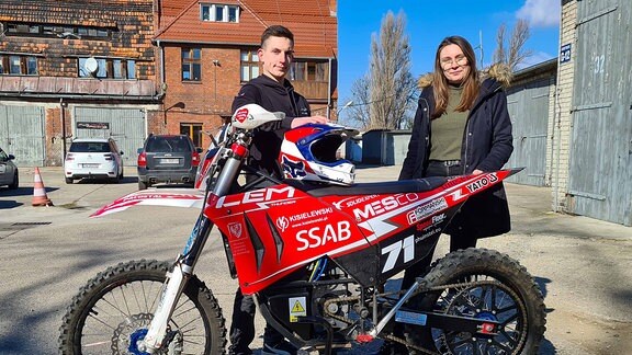 Studenten der Technischen Universität Breslau mit dem selbst entworfenen und selbst gebauten Elektro-Motorrad Thunder v2